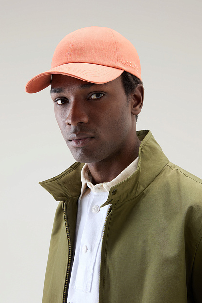 Кепка Woolrich Unisex Logo Baseball Cap КОРАЛОВЫЙ Кепка Woolrich Unisex Logo Baseball Cap КОРАЛОВЫЙ