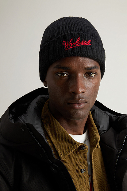 Шапка Woolrich Merino Wool Logo Beanie ЧЕРНЫЙ Шапка Woolrich Merino Wool Logo Beanie ЧЕРНЫЙ