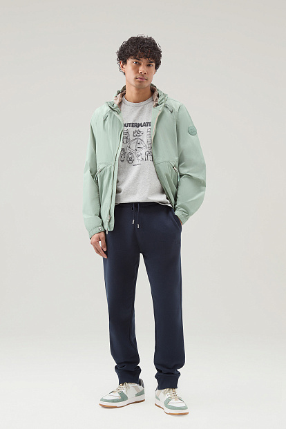 Брюки Спортивные Woolrich Logo Script Sweatpant СИНИЙ Брюки Спортивные Woolrich Logo Script Sweatpant СИНИЙ